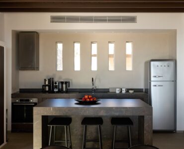 Fully equipped kitchen with island at Villa Alabaster, Kounoupas, Mykonos