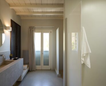 En-suite bathroom with walk-in shower at Villa Sunstone, Kounoupas, Mykonos
