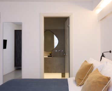 Master bedroom with en-suite bathroom at Villa Sunstone, Kounoupas, Mykonos