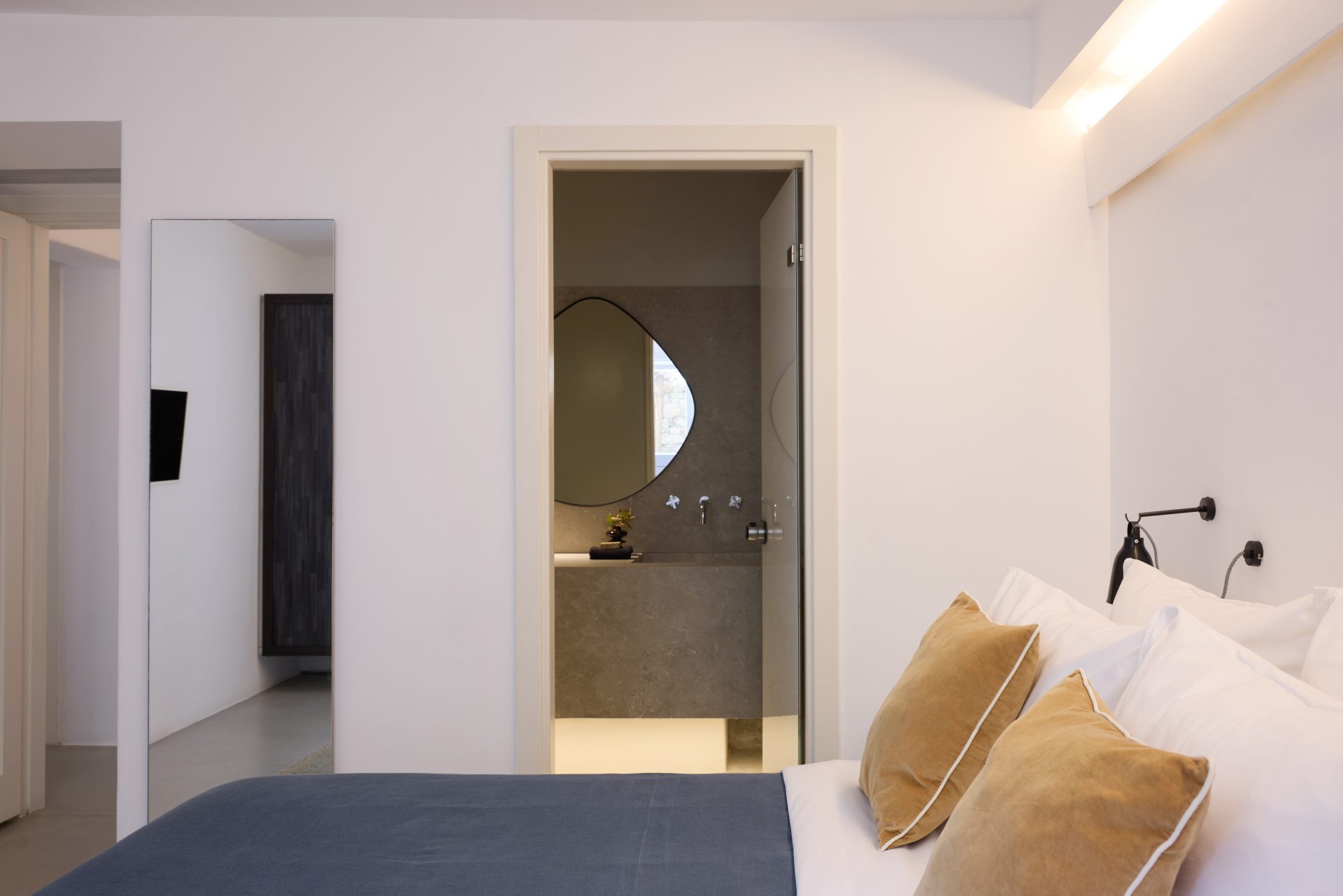 Master bedroom with en-suite bathroom at Villa Sunstone, Kounoupas, Mykonos