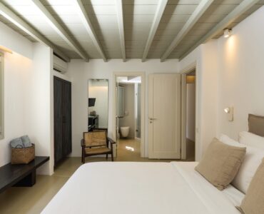 Double bedroom with en-suite at Villa Amethyst, Kounoupas, Mykonos