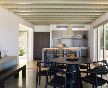 Open-plan kitchen and dining room at Villa Amethyst, Kounoupas, Mykonos