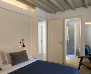 Double bedroom with en-suite access at Villa Ammolite, Kounoupas, Mykonos