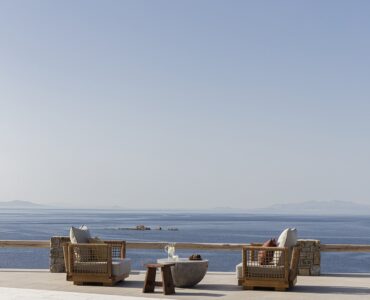 Blue Emerald villa Mykonos – infinity pool and outdoor living