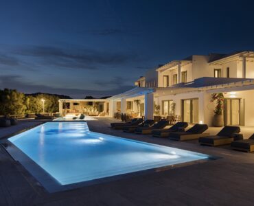 Blue Emerald villa Mykonos – infinity pool and outdoor living