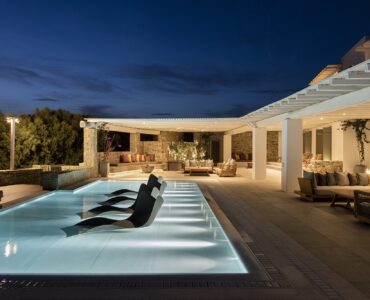Blue Emerald villa Mykonos – infinity pool and outdoor living