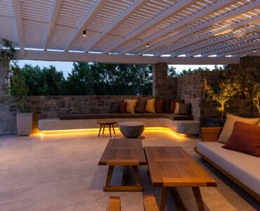 Blue Emerald villa Mykonos – infinity pool and outdoor living
