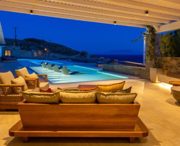 Blue Emerald villa Mykonos – infinity pool and outdoor living