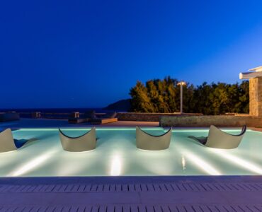 Blue Emerald villa Mykonos – infinity pool and outdoor living