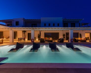 Blue Emerald villa Mykonos – infinity pool and outdoor living