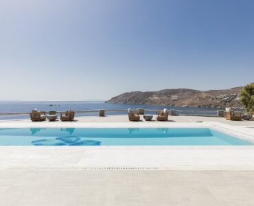 Blue Emerald villa Mykonos – infinity pool and outdoor living