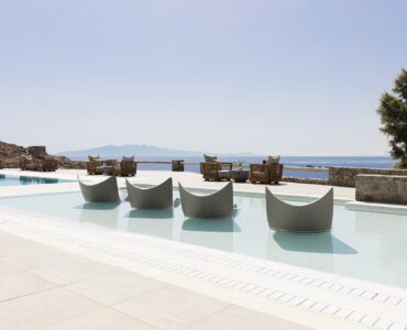 Blue Emerald villa Mykonos – infinity pool and outdoor living