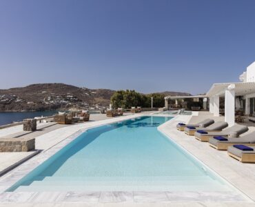 Blue Emerald villa Mykonos – infinity pool and outdoor living