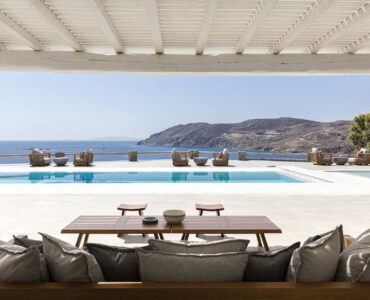 Blue Emerald villa Mykonos – infinity pool and outdoor living