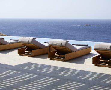 Blue Emerald villa Mykonos – infinity pool and outdoor living