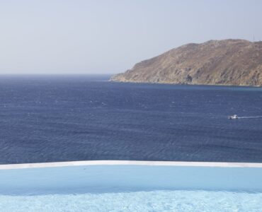 Blue Emerald villa Mykonos – infinity pool and outdoor living