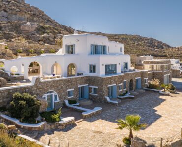 Whitewashed main villa, terraces and grounds of the estate – Grand Kanalia estate for sale in Kanalia, Mykonos