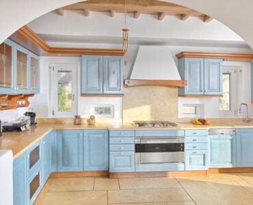 Fully equipped kitchen with island-blue cabinetry – Grand Kanalia estate for sale in Kanalia, Mykonos