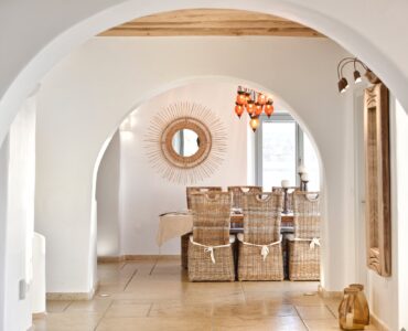 Arched hallway leading to the dining room – Grand Kanalia estate for sale in Kanalia, Mykonos