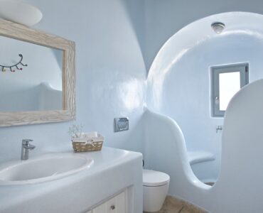 Cycladic en-suite bathroom with sculpted shower – Grand Kanalia estate for sale in Kanalia, Mykonos