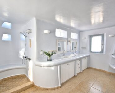 Cycladic bathroom with double vanity – Grand Kanalia estate for sale in Kanalia, Mykonos