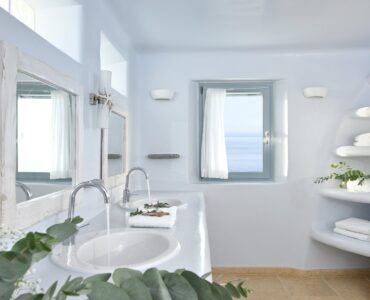 Bright bathroom with built-in Cycladic shelving – Grand Kanalia estate for sale in Kanalia, Mykonos