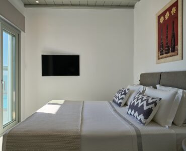 J-View Villa, Agios Lazaros, Mykonos – bedroom with sea-view balcony