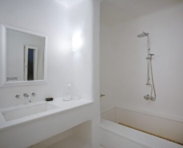 Bathroom with walk-in shower at Maison Haute in Aleomandra, Mykonos