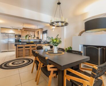 Open-plan dining and kitchen at Platinum Deluxe Villa in Kalafatis, Mykonos