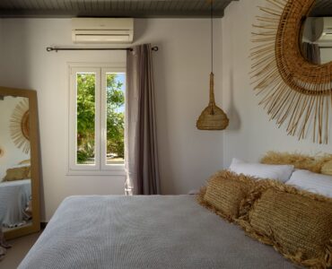 Bedroom with terrace door at Platinum Junior Villa in Kalafatis, Mykonos