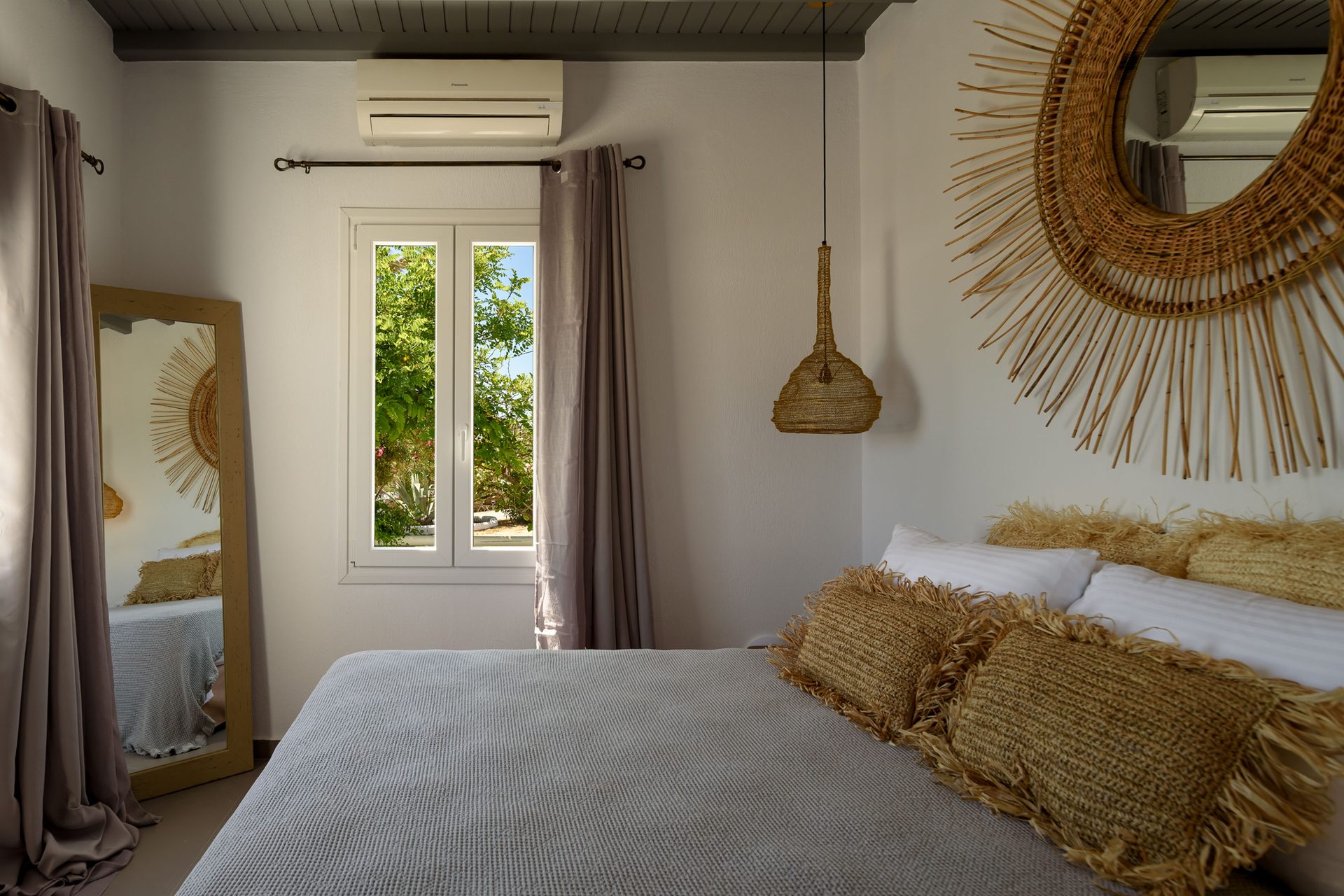 Bedroom with terrace door at Platinum Junior Villa in Kalafatis, Mykonos