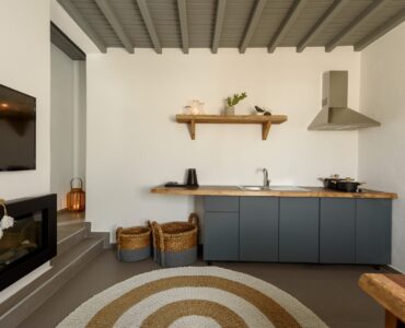 Living room with kitchenette at Platinum Junior Villa in Kalafatis, Mykonos