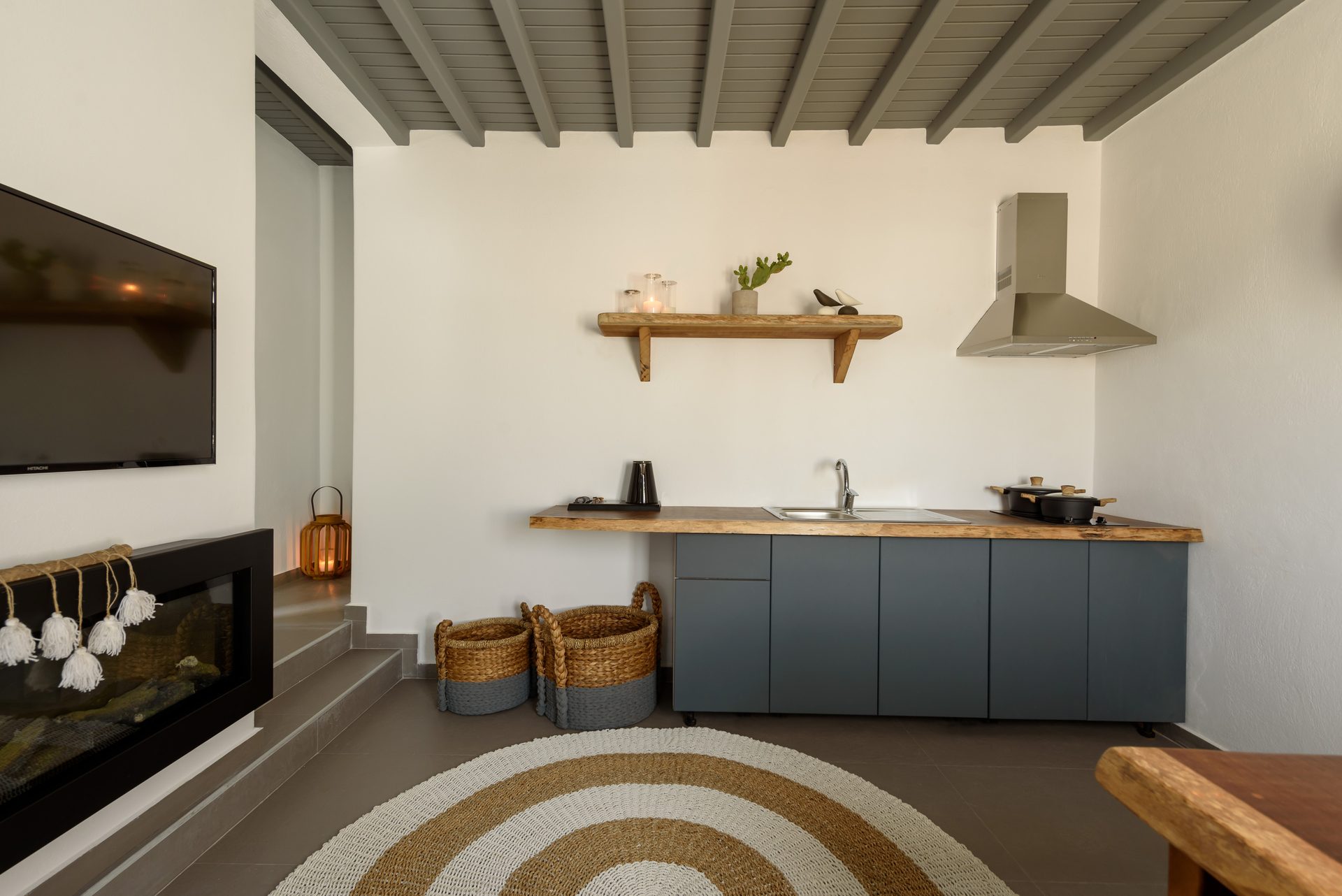 Living room with kitchenette at Platinum Junior Villa in Kalafatis, Mykonos