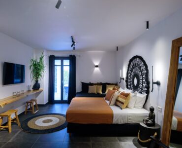 Bedroom with desk at Platinum Senior Villa in Kalafatis, Mykonos