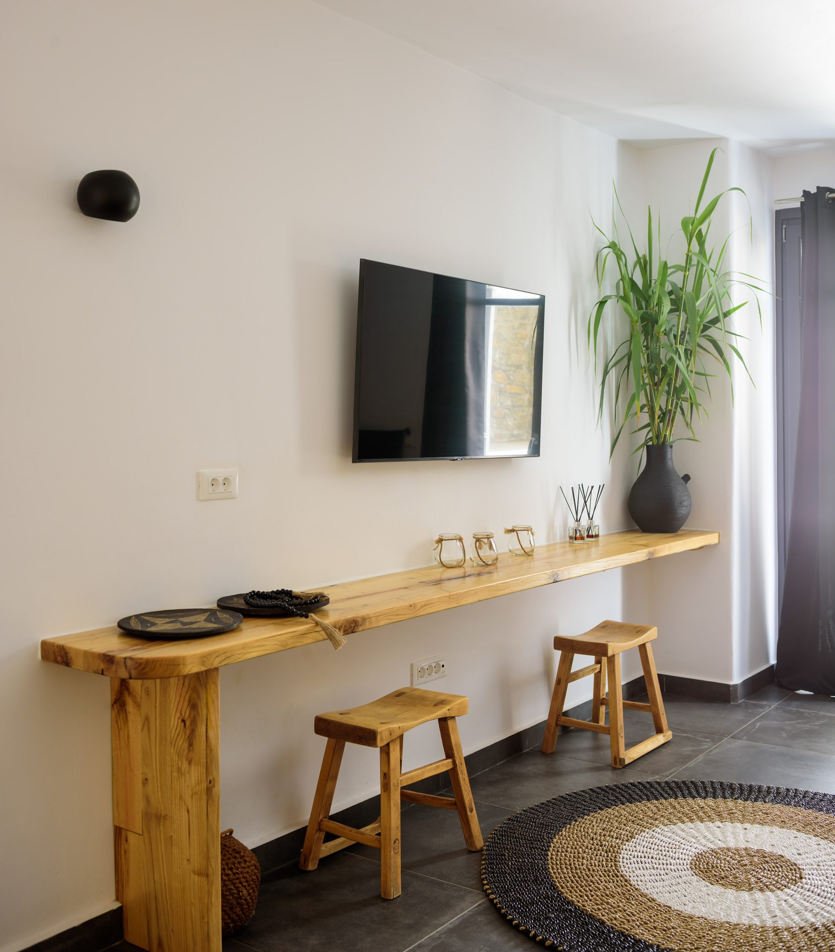 Desk area with TV at Platinum Senior Villa in Kalafatis, Mykonos