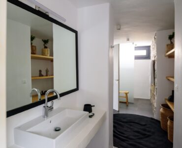 Bathroom at Platinum Senior Villa in Kalafatis, Mykonos