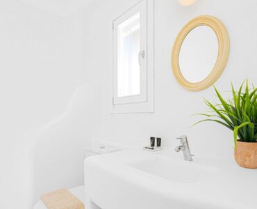 Bathroom with round mirror at Tranquil Villa 5 in Kalafatis, Mykonos