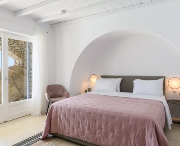 Bedroom with arched alcove at Villa Alkioni in Agios Lazaros, Mykonos