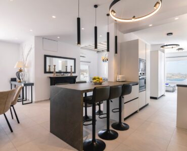 Kitchen and dining area at Villa Aquablue in Agios Lazaros, Mykonos