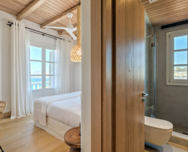 Bedroom with en suite shower room at Villa Arion in Aleomandra, Mykonos