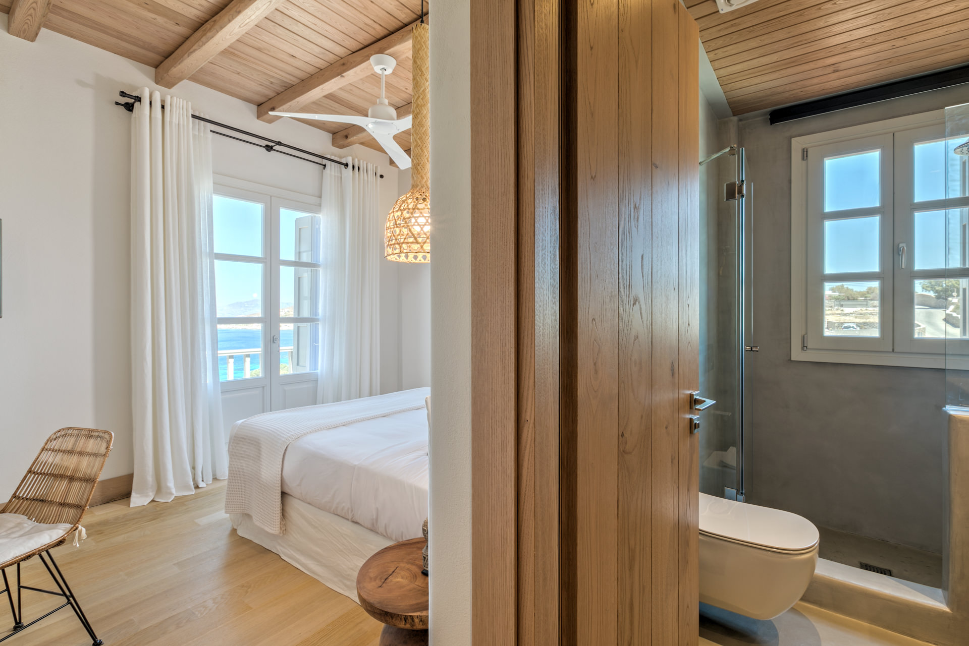 Bedroom with en suite shower room at Villa Arion in Aleomandra, Mykonos