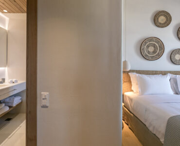 Double bedroom with en suite bathroom at Villa Arion in Aleomandra, Mykonos