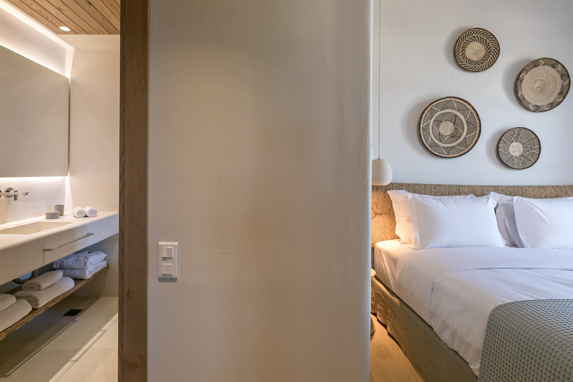 Double bedroom with en suite bathroom at Villa Arion in Aleomandra, Mykonos