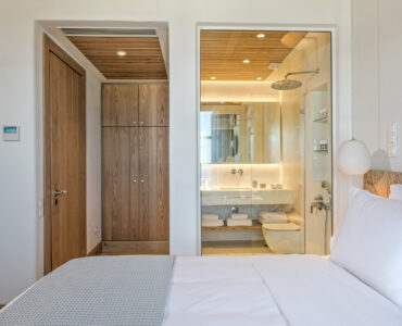 Bedroom and en suite bathroom at Villa Arion in Aleomandra, Mykonos