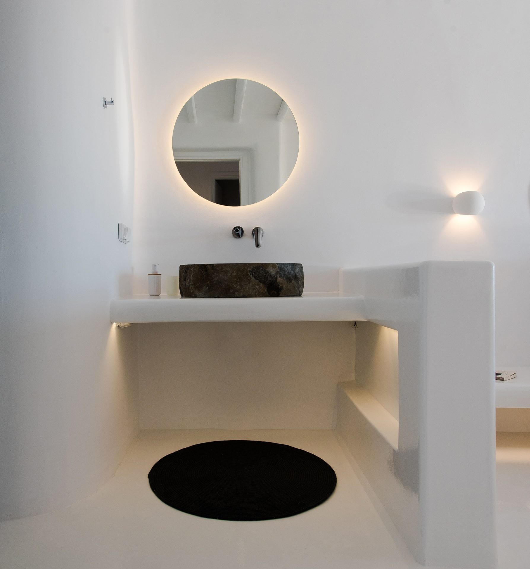 Bathroom with round mirror at Villa Costa in Elia, Mykonos