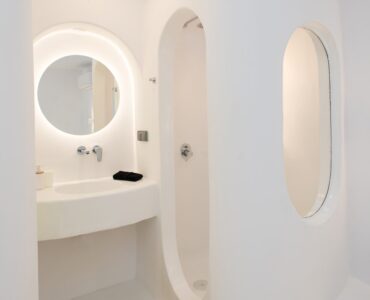 Bathroom with arched niche at Villa Costa in Elia, Mykonos