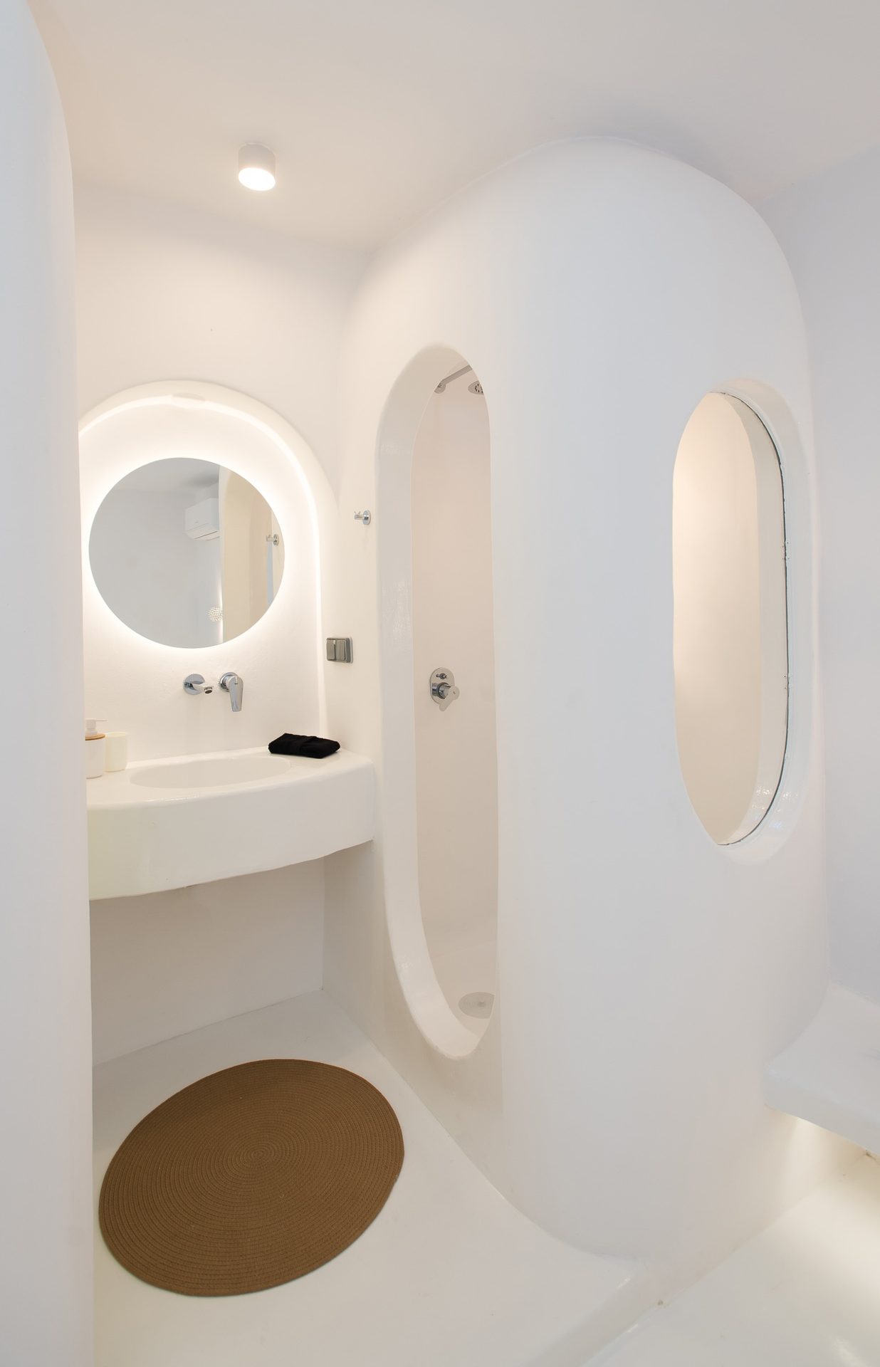 Bathroom with arched niche at Villa Costa in Elia, Mykonos