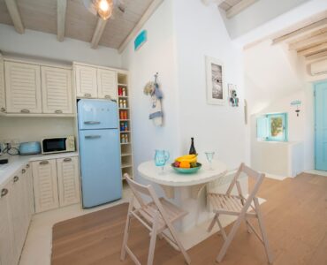 Kitchenette and dining corner at Villa Danelina in Agios Lazaros, Mykonos