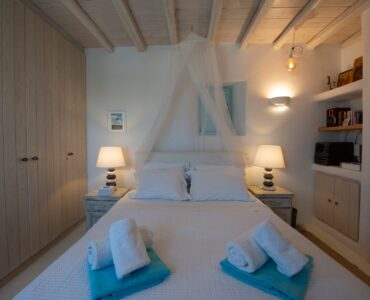 Bedroom with canopy bed at Villa Danelina in Agios Lazaros, Mykonos