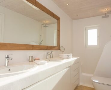 En suite bathroom at Villa Kymothea in Agios Lazaros, Mykonos